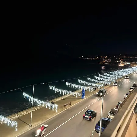 Casa Sud Menton Front De Mer A Menton, Terrasse, Cuisine Equipee, Climatise, Wifi Et Netflix