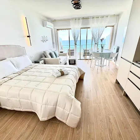 Casa Sud Menton Front De Mer A Menton, Terrasse, Cuisine Equipee, Climatise, Wifi Et Netflix Apartment