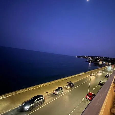 Casa Sud Menton Front De Mer A Menton, Terrasse, Cuisine Equipee, Climatise, Wifi Et Netflix * Menton