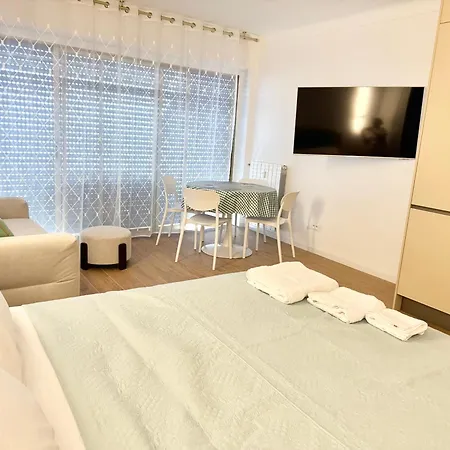 Casa Sud Menton Front De Mer A Menton, Terrasse, Cuisine Equipee, Climatise, Wifi Et Netflix Apartment Menton